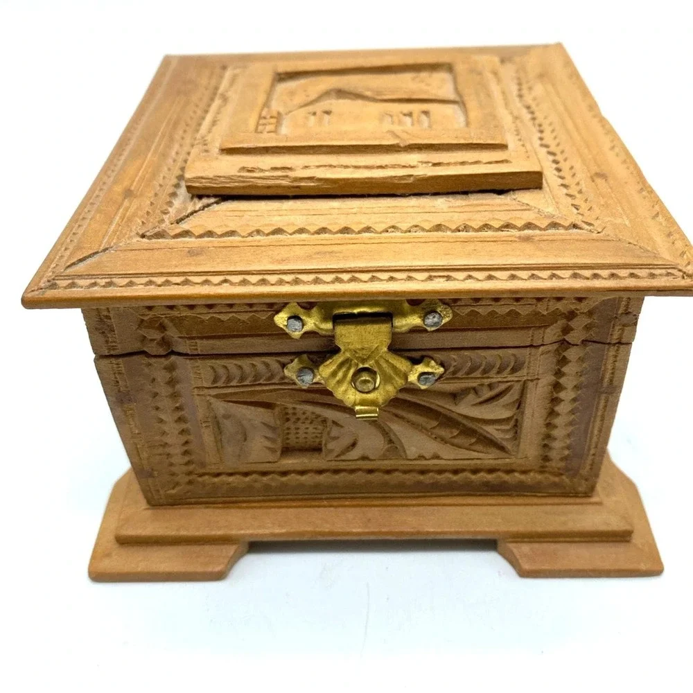 Vintage Hand‎ carved Wood Jewlery keepsake Trinket box hinged lid brass latch